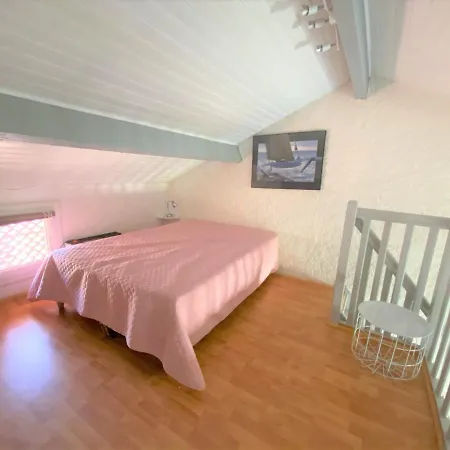 Joli Studio Mezzanine Climatise Avec Acces A Pied A La De San Ciprianu *