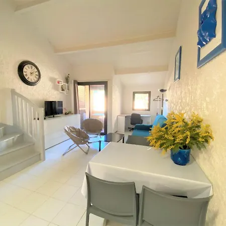Joli Studio Mezzanine Climatise Avec Acces A Pied A La De San Ciprianu Lecci
